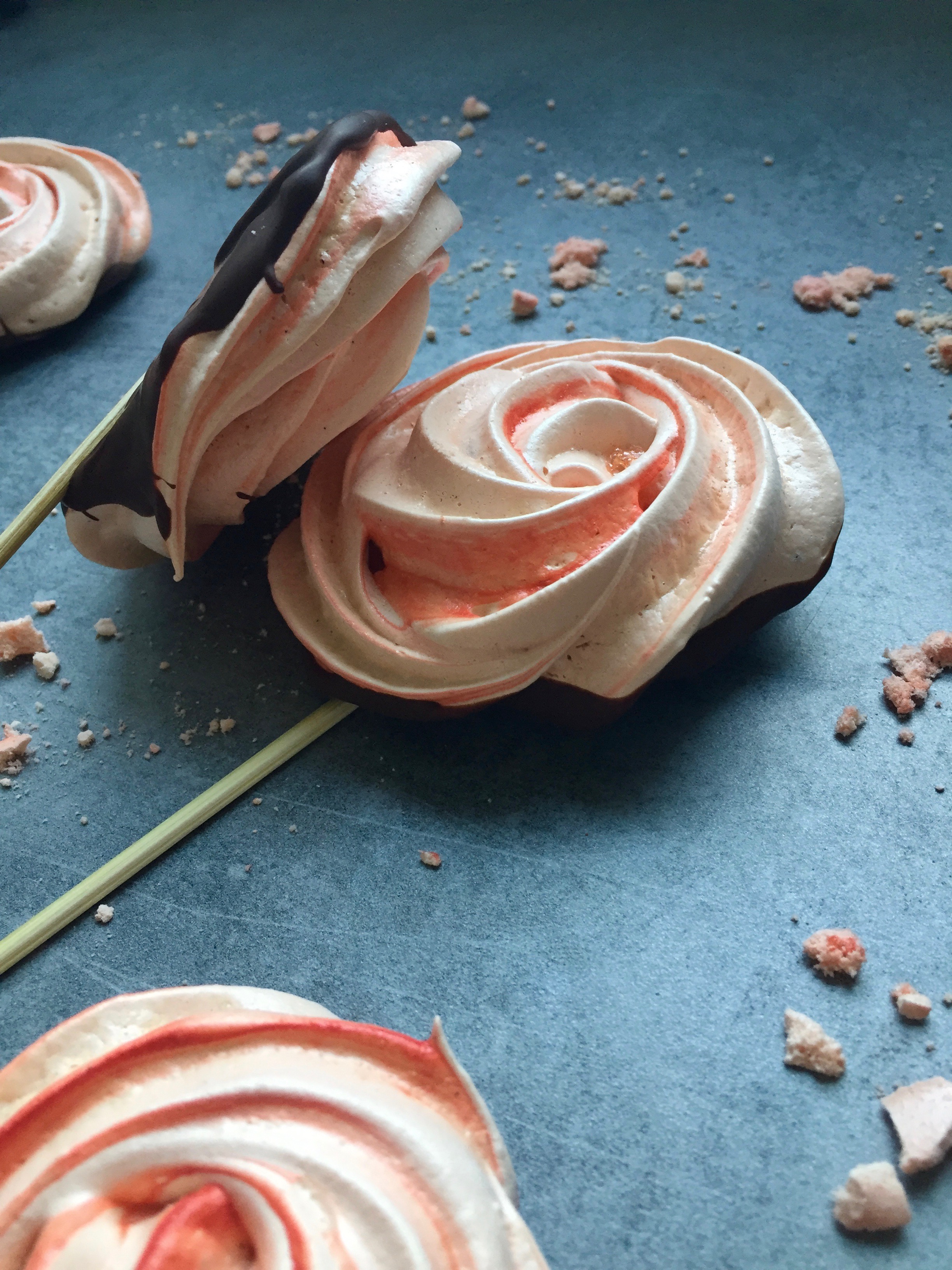 meringues_lollipops_with_chocolate