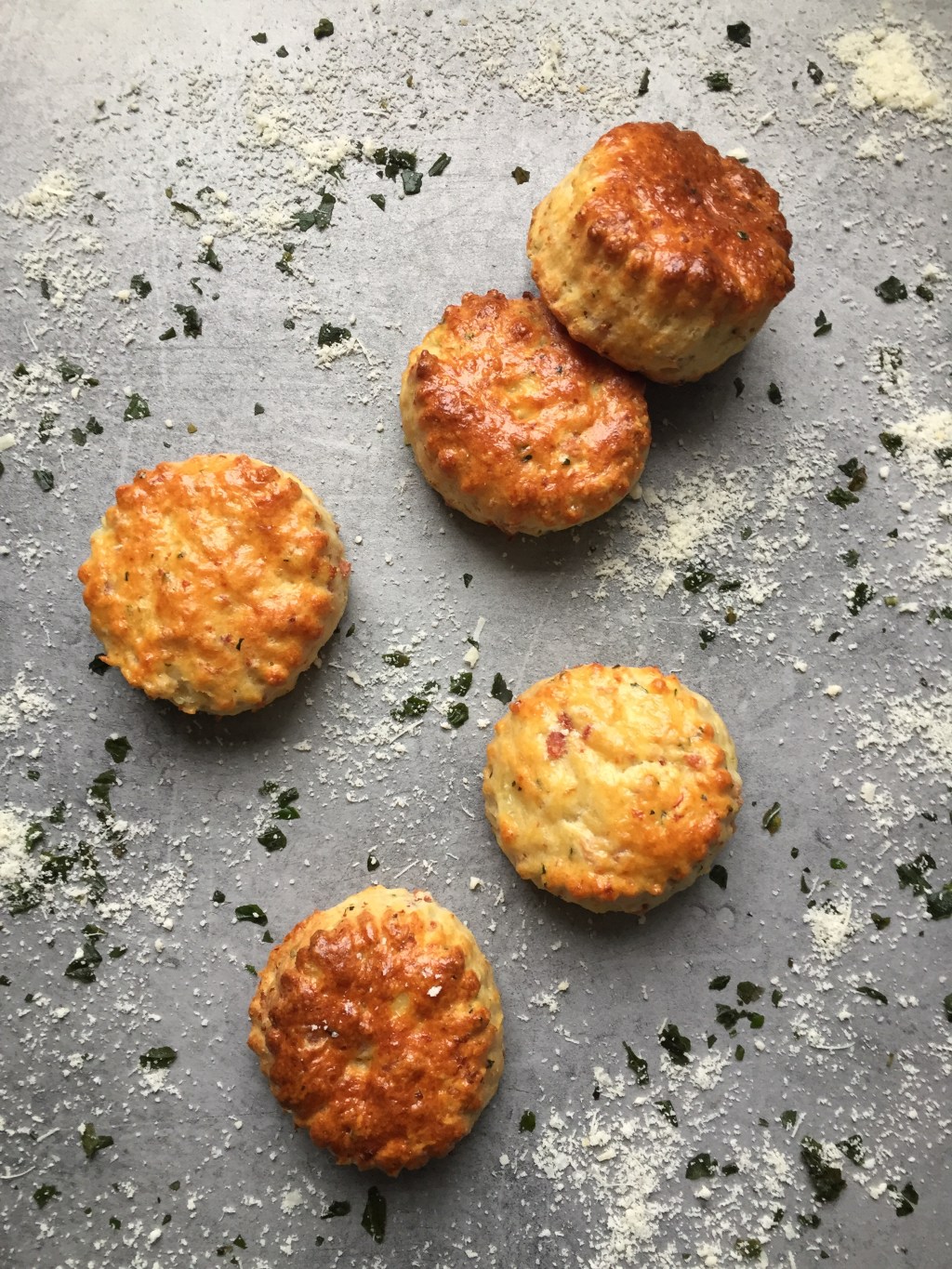 Scones fromage, basilic et allumettes de&nbsp;jambon