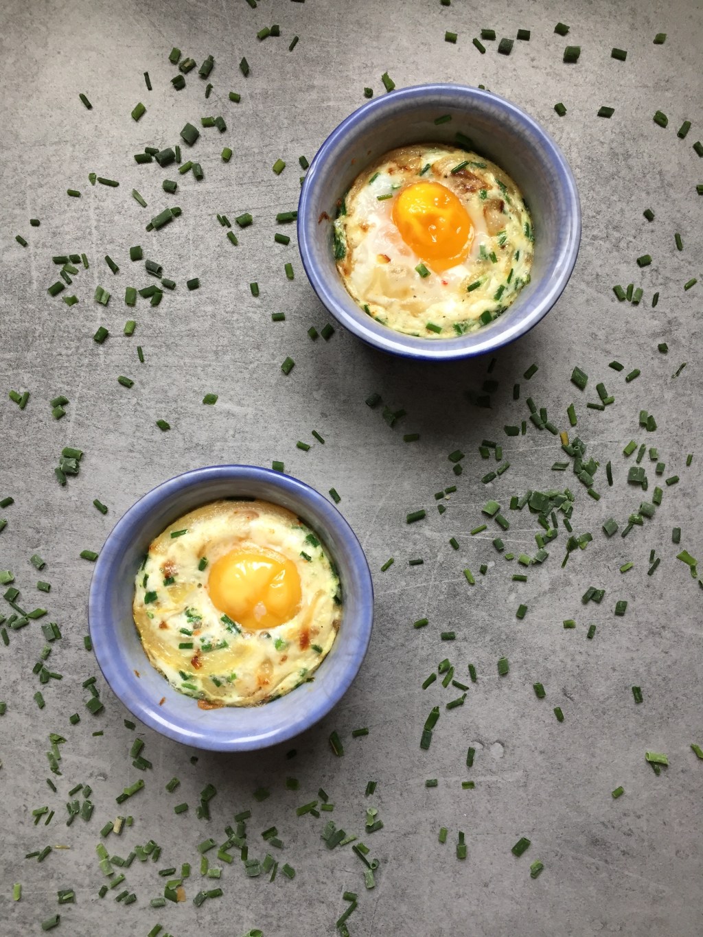 Oeufs cocotte aux oignons et&nbsp;ciboulette