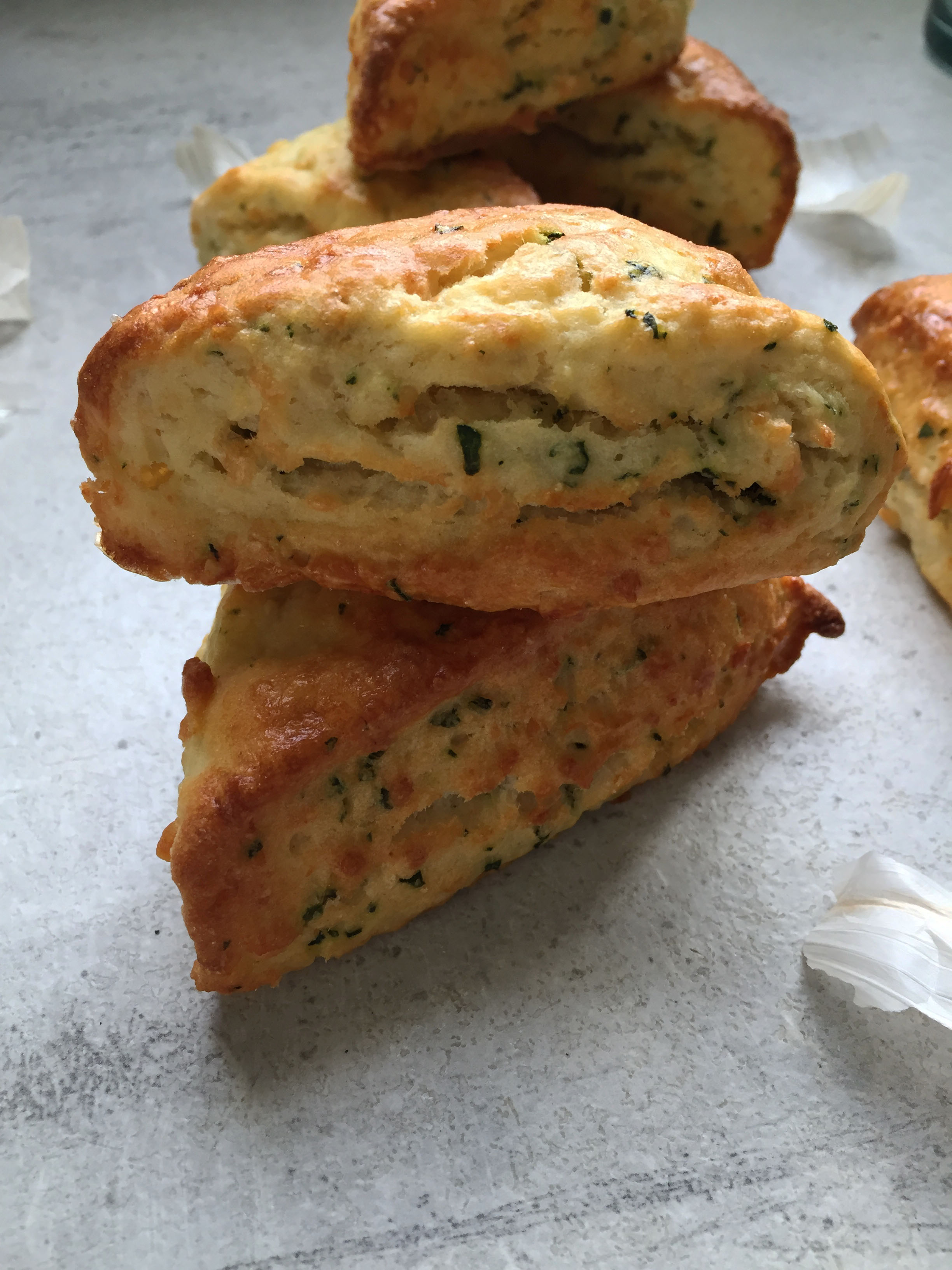 Scone_ail_ricotta_basilic