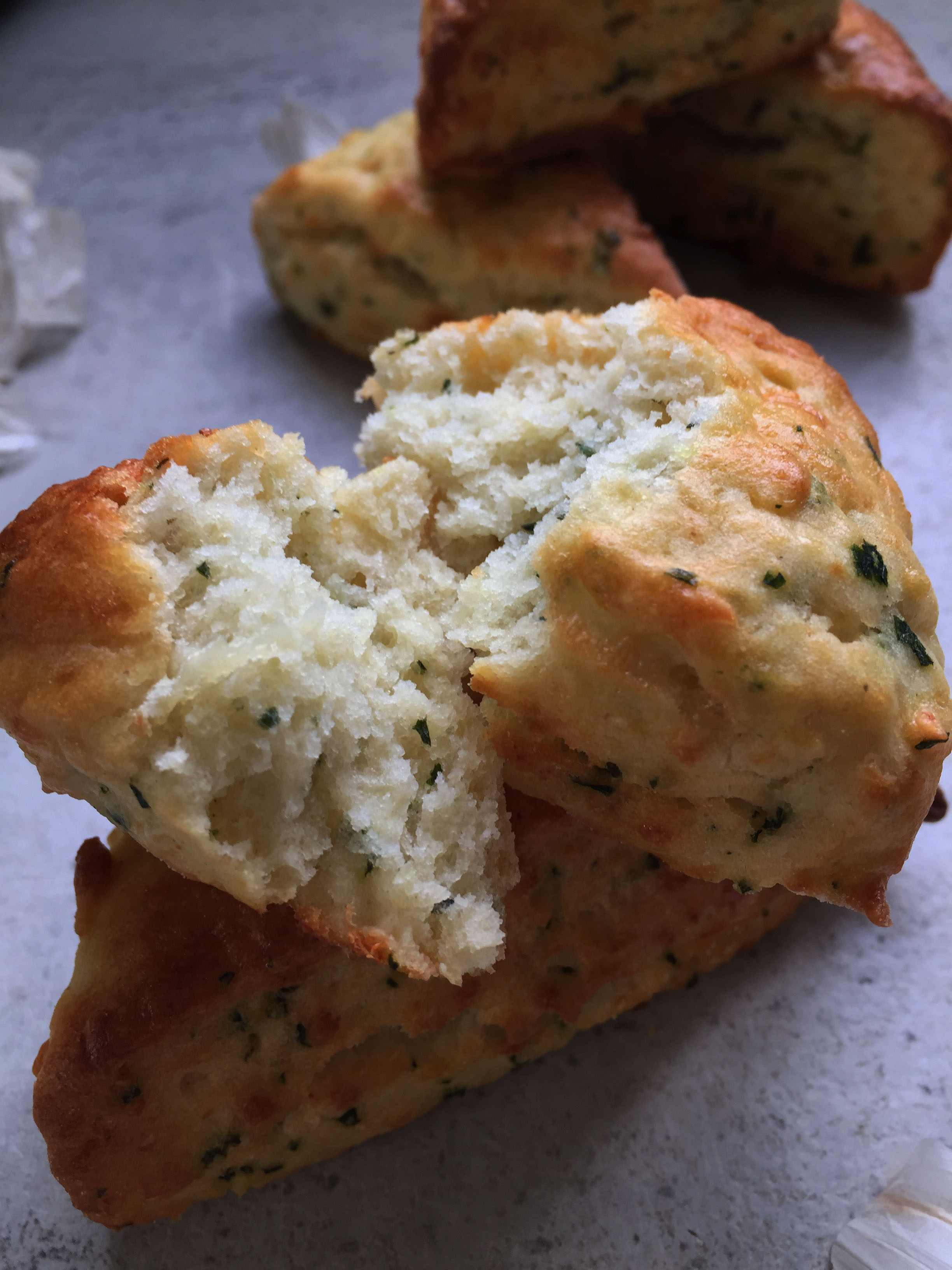 Scones_ricotta_ail_basilic