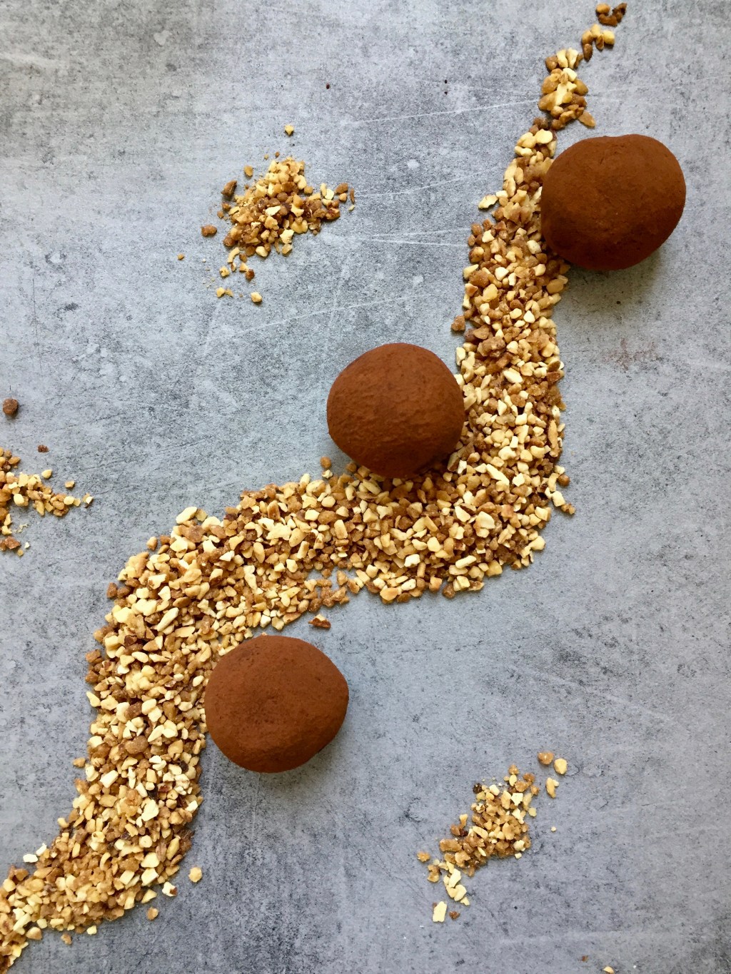 Truffes au chocolat noir et pralins&nbsp;caramélisés