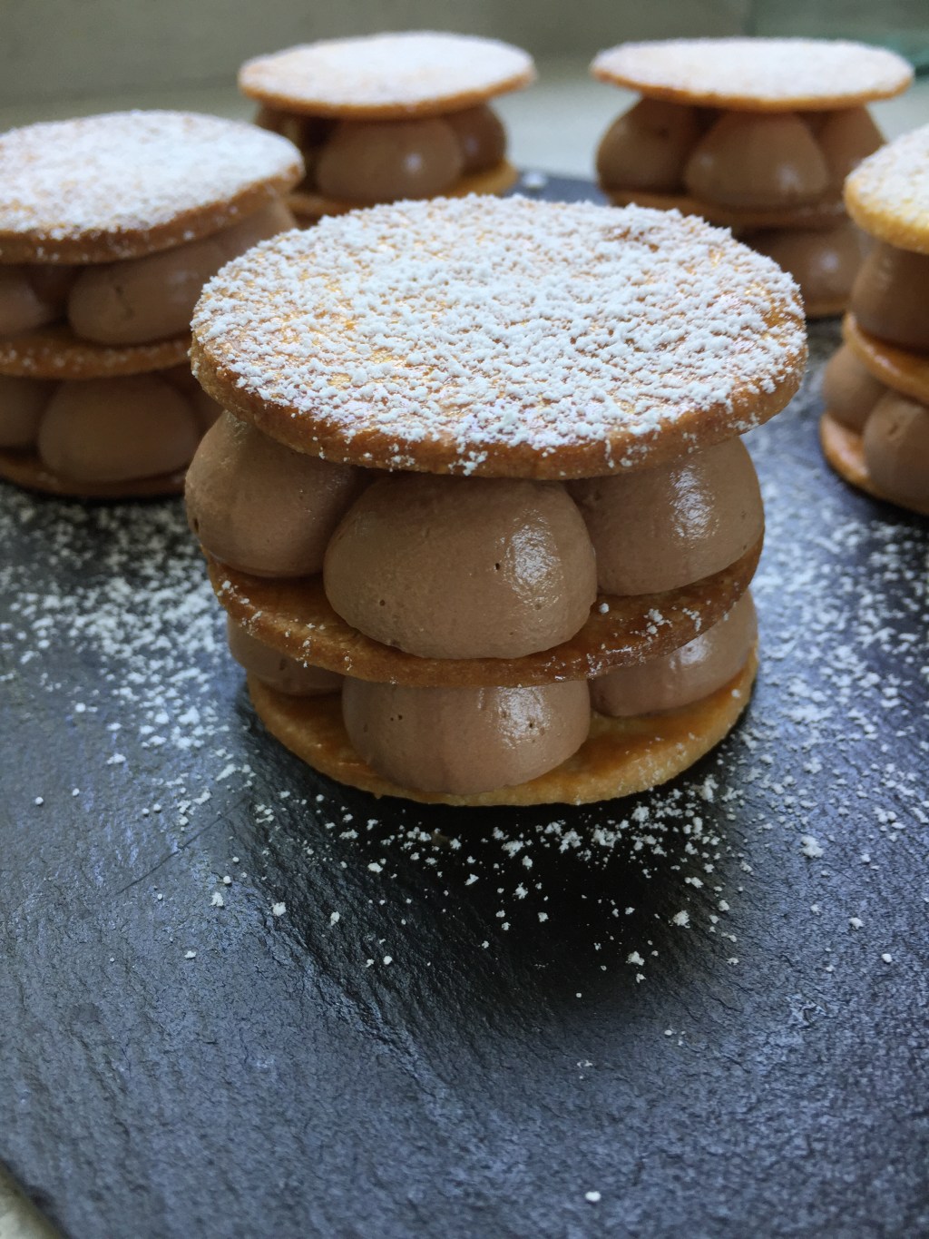 Mille-feuille simplifié au chocolat au lait, caramel et noix de&nbsp;pécan