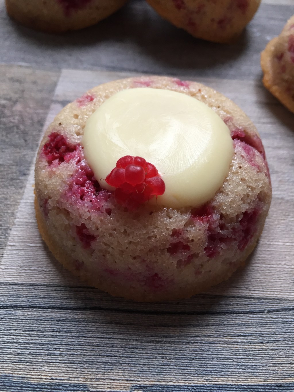 Financiers tigrés aux framboises et chocolat&nbsp;blanc