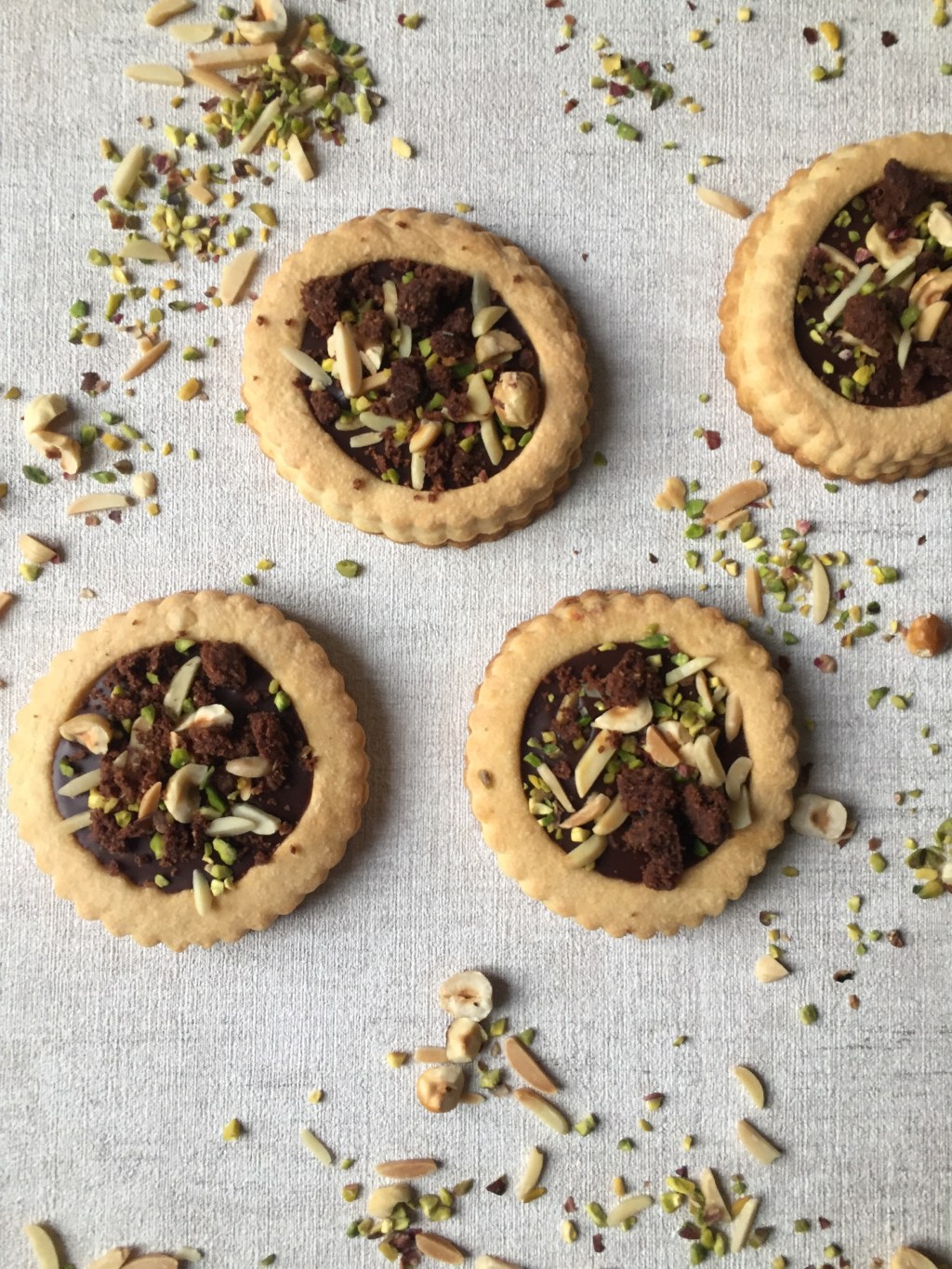Mendiants revisités chocolat, pistaches et&nbsp;noisettes