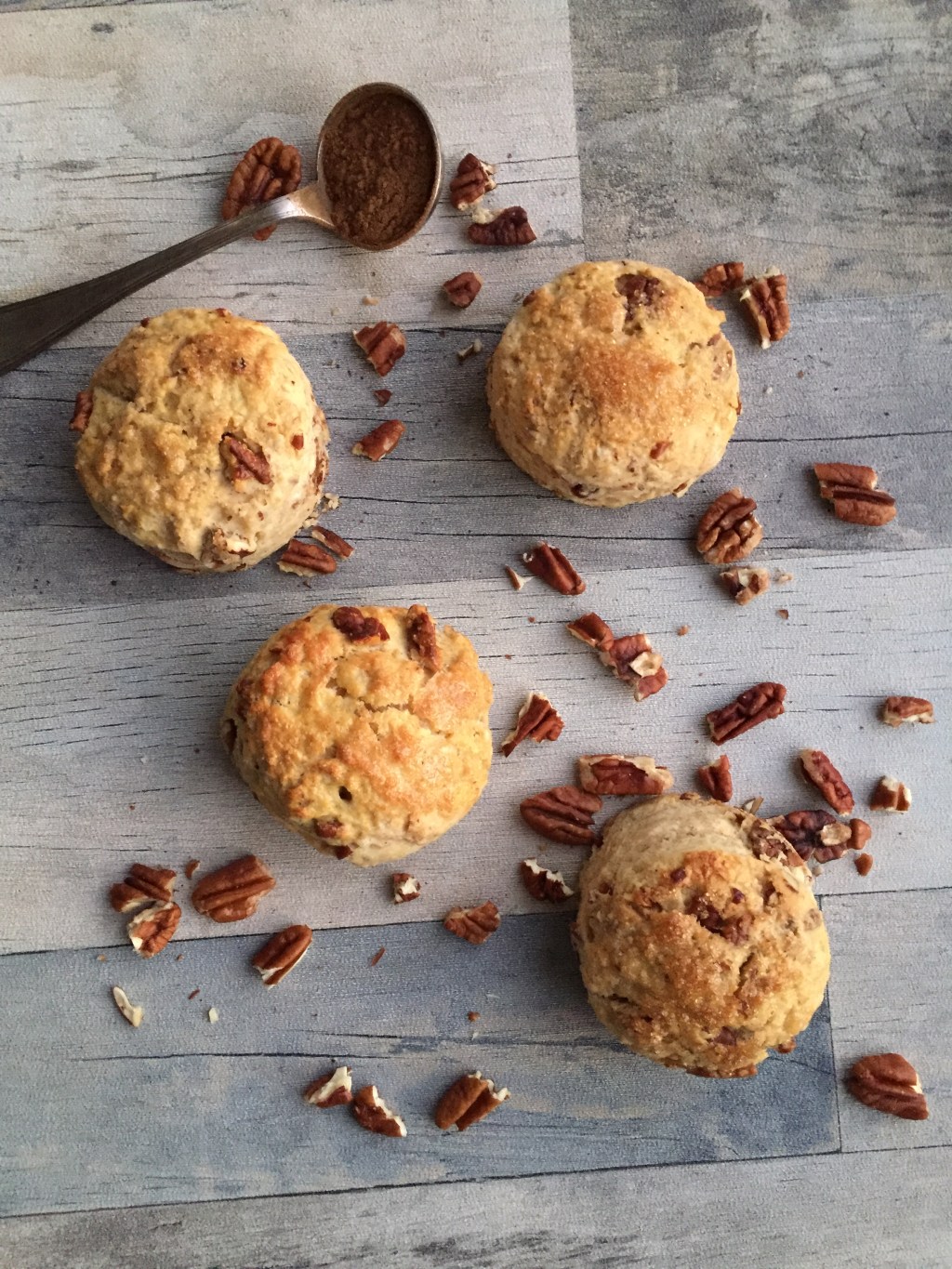 Scones aux quatre épices et noix de&nbsp;pécan