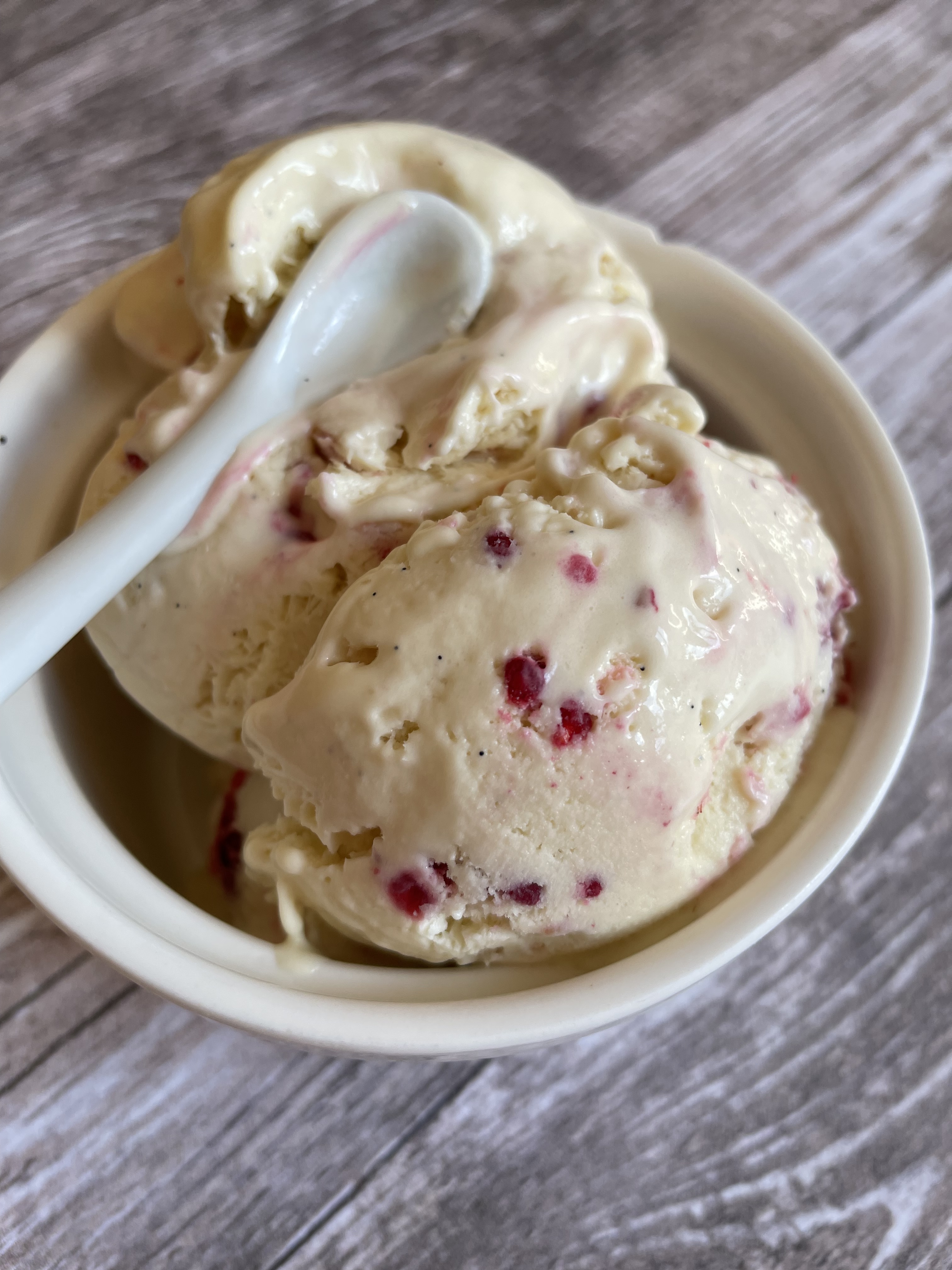 glace-a-la-vanille-et-framboise