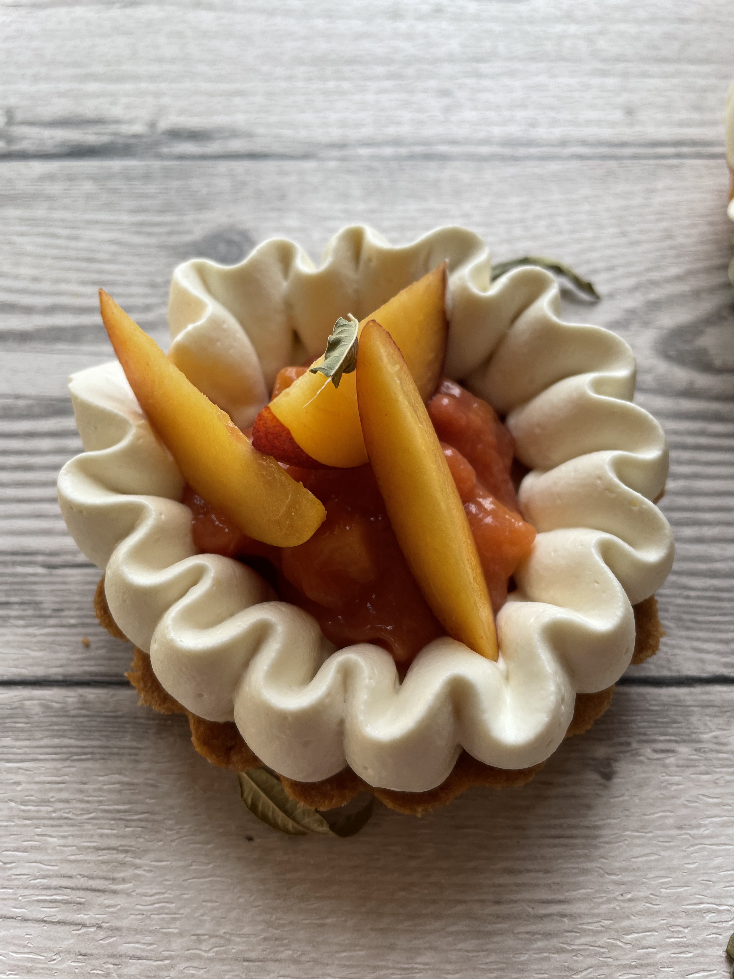 tartelette-verveine-et-aux-pêches-avec-sablé-breton-et-ganache-montée