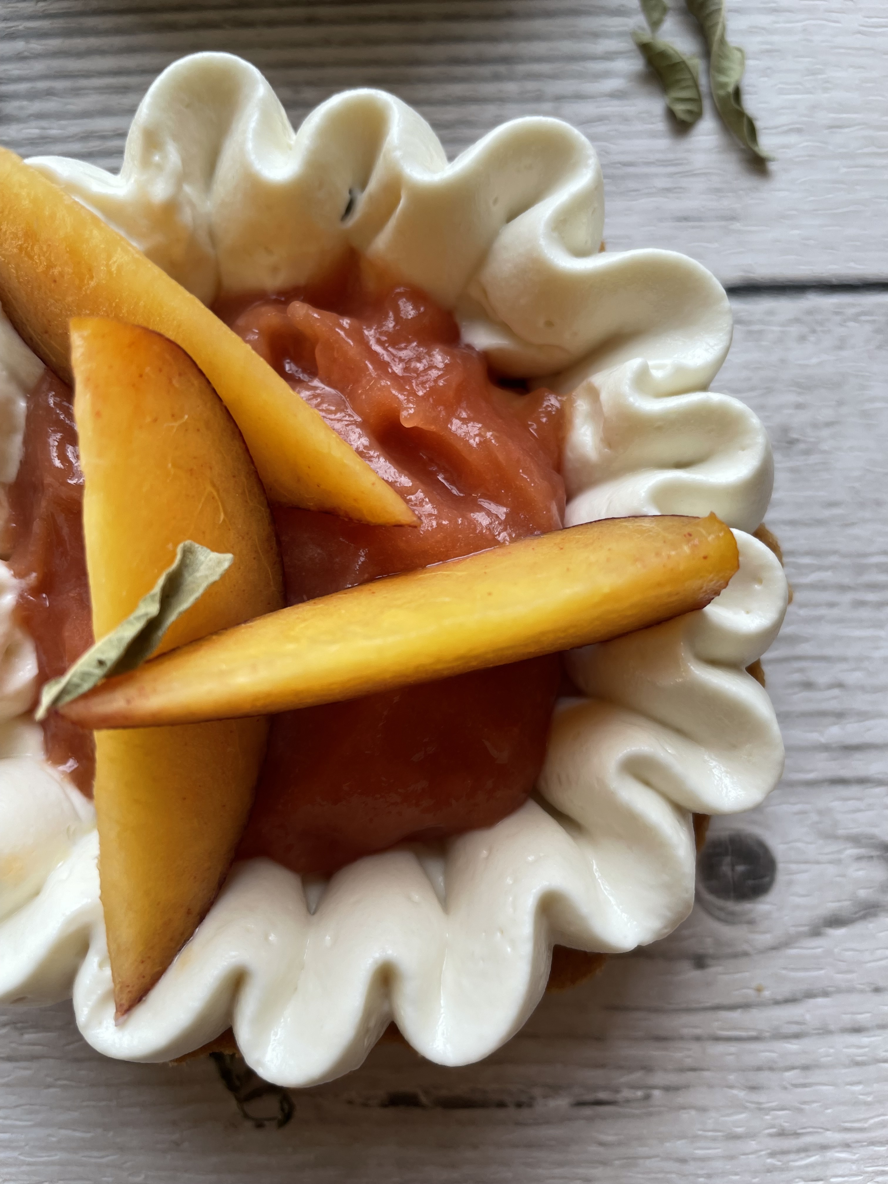 tartelettes-aux-pêches-et-verveine-avec-ganache-montée-et-sablé-breton
