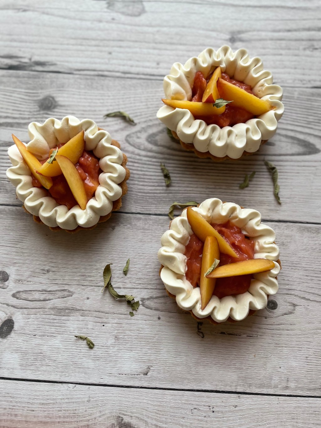 Tartelettes aux pêches et&nbsp;verveine