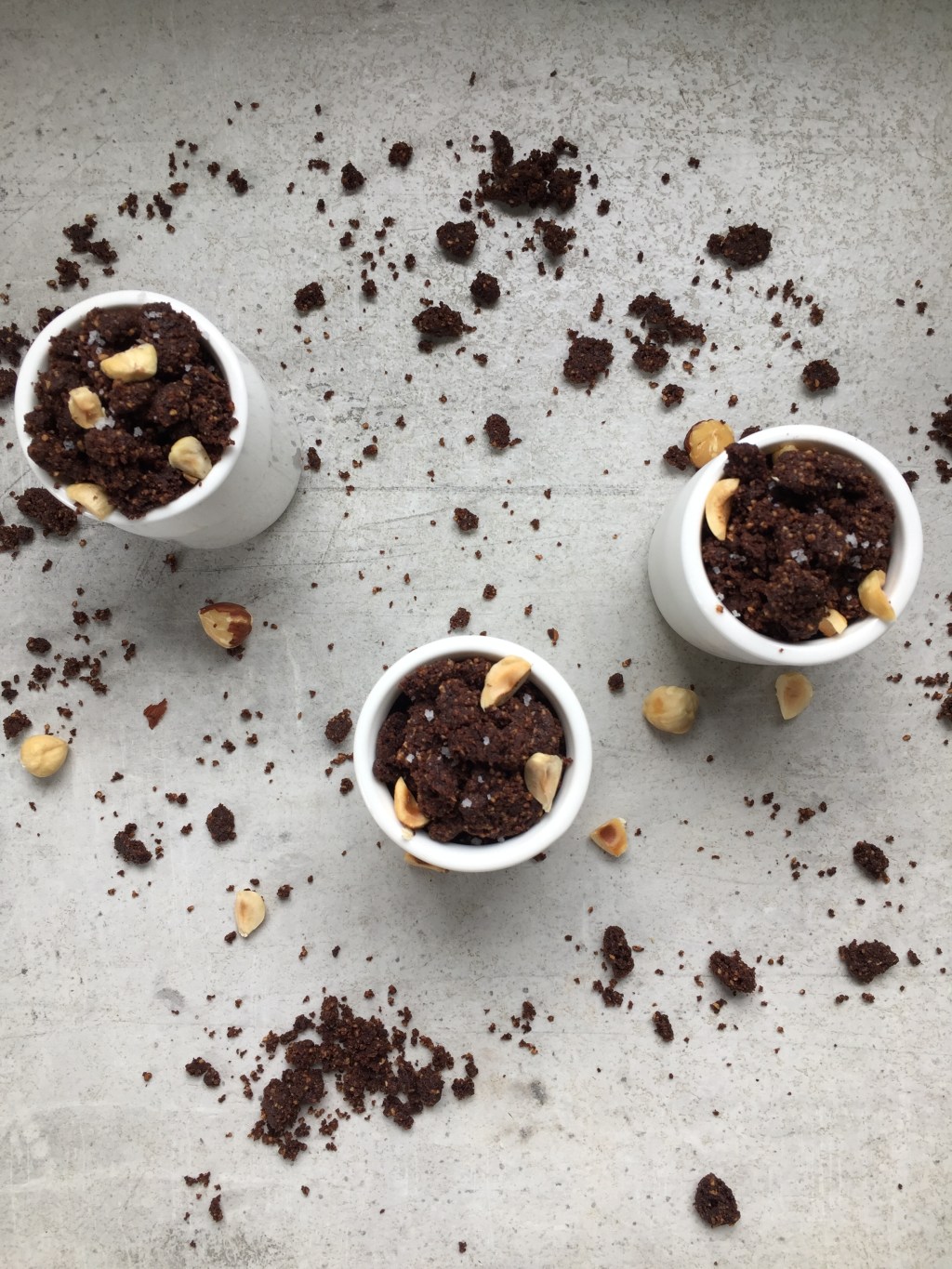 Verrines au chocolat, crumble cacao, fleur de sel et&nbsp;noisettes