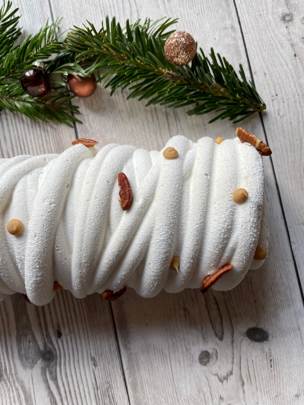 Bûche dulcey, noix de pécan et&nbsp;vanille