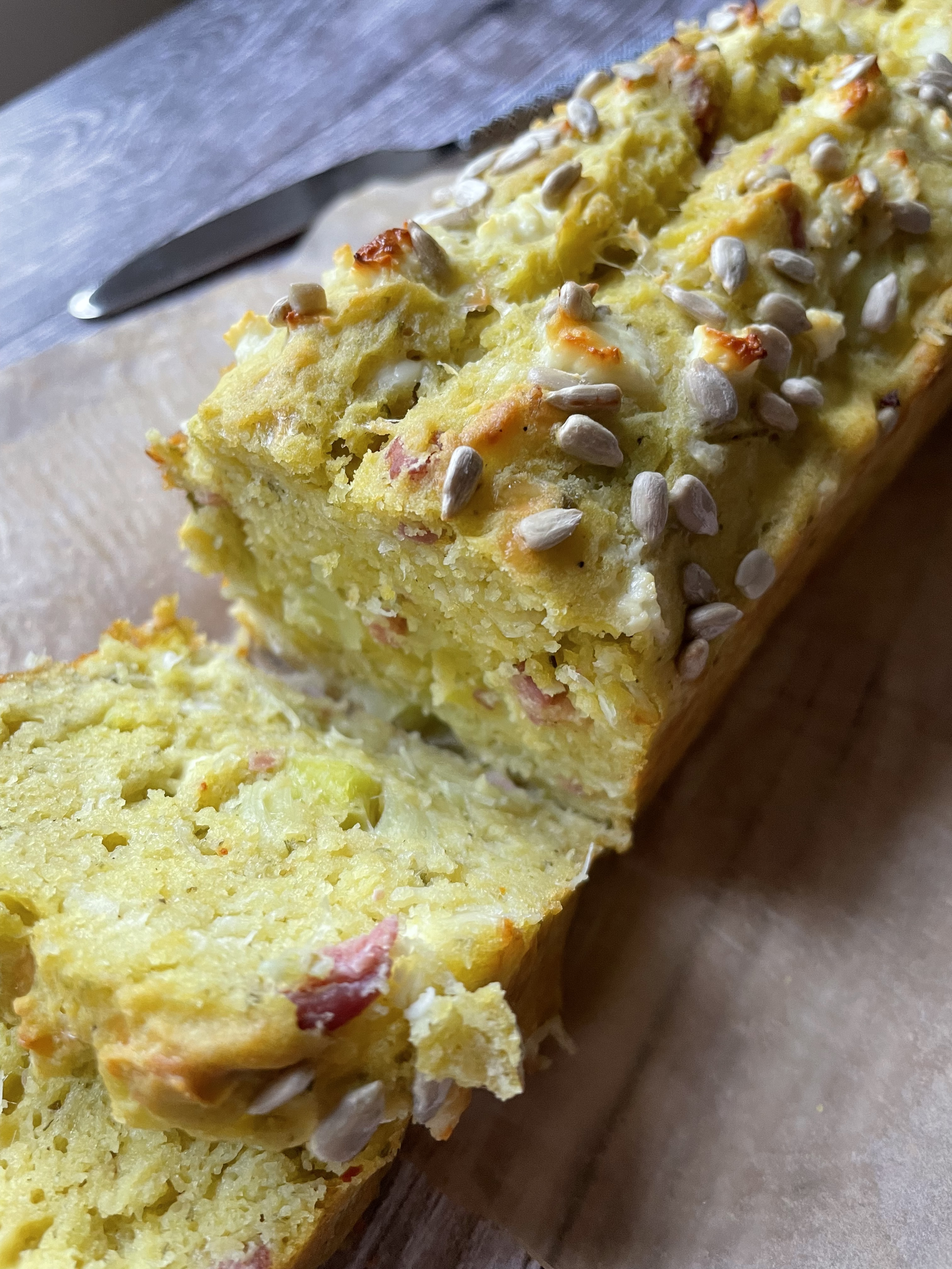 cake-salé-poireaux-lardons-pesto